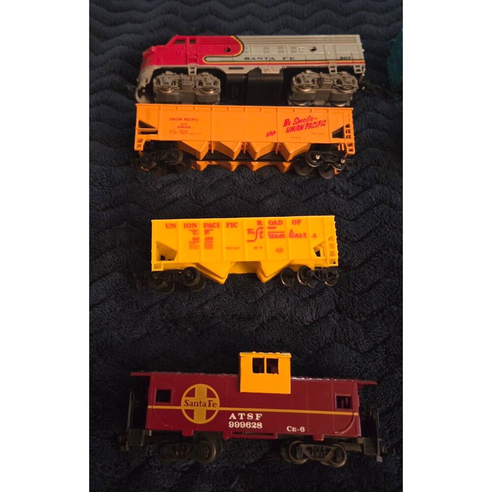Model Railroad Trains HO Scale Locomotive Rolling Stock Lot Bachmann Lifelike - Picture 2 of 7